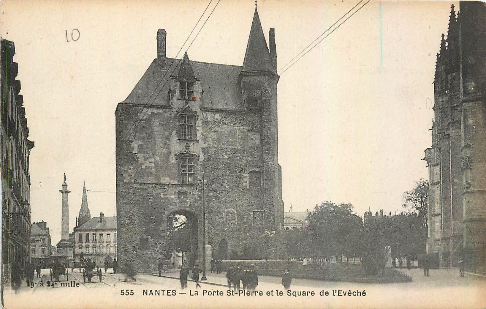 CPA Nantes La Porte St Pierre et le Square de l'Eveche 