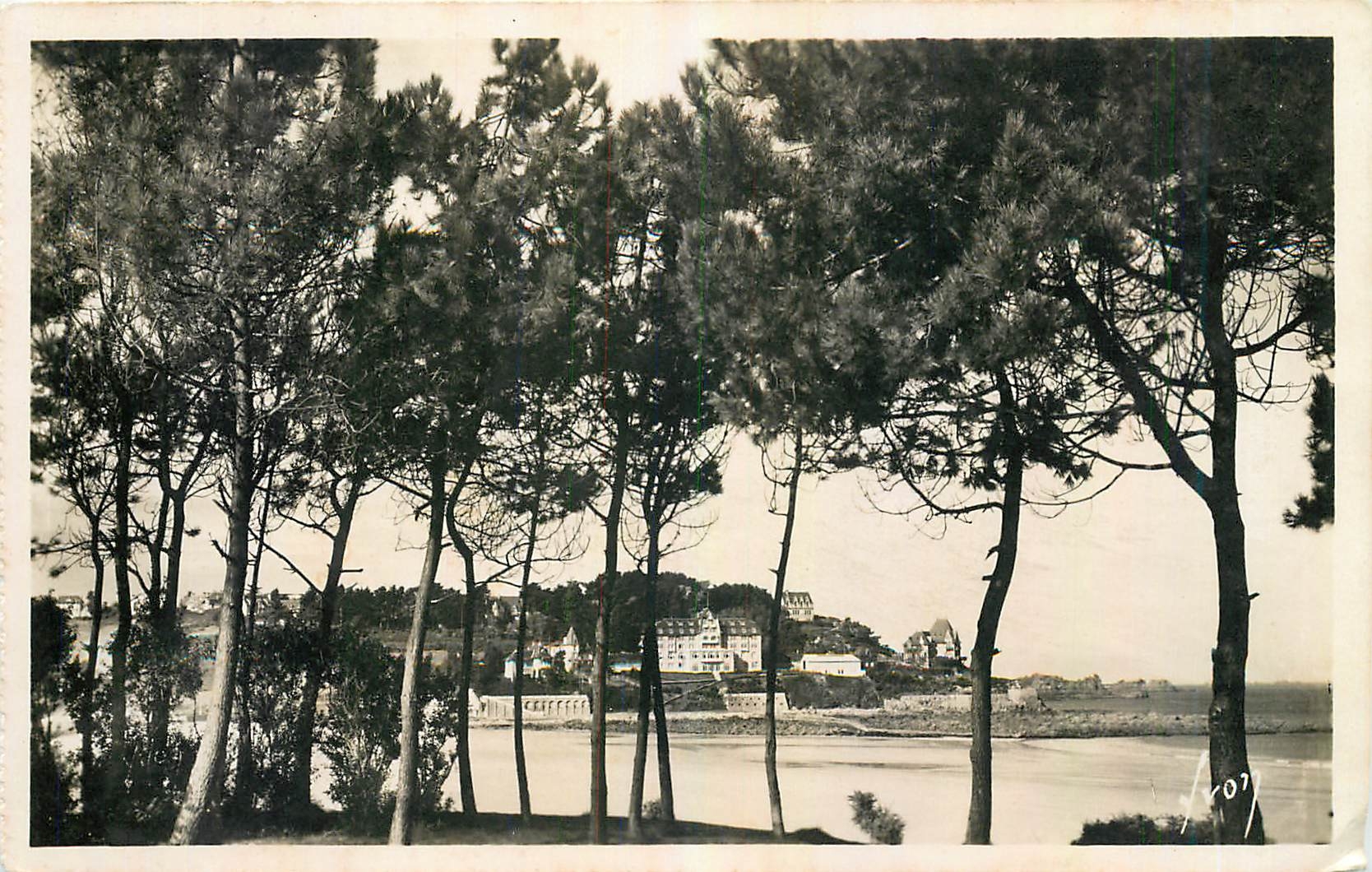 CPA Perros Guirec C du N Sapiniere en bordure de la plage de Trestraou 