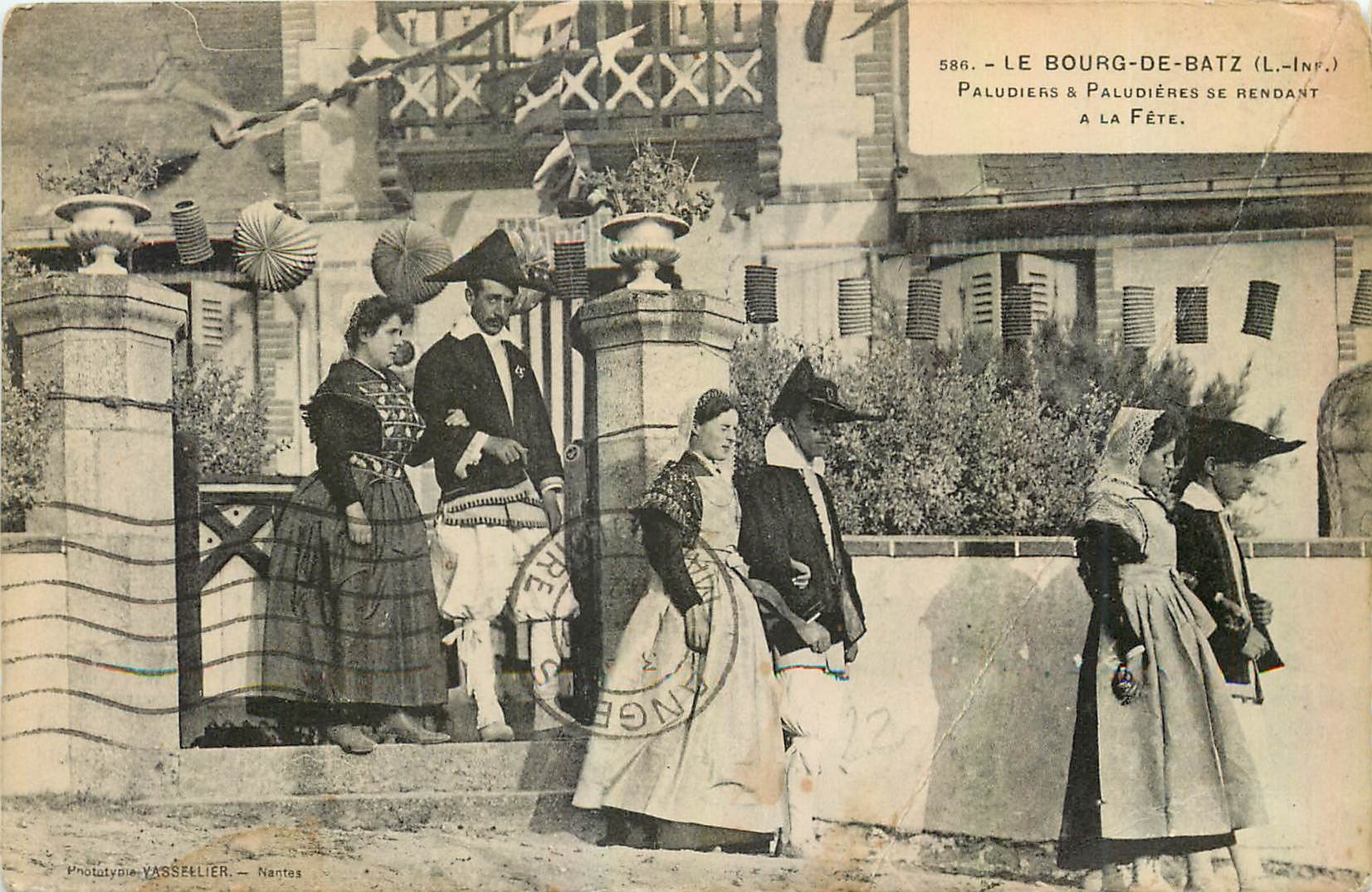 CPA Le Bourg de Batz L Inf Paludiers se rendant a la fete 