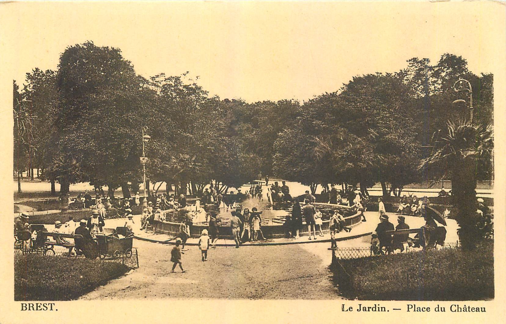 CPA Brest Le Jardin Place du chateau 