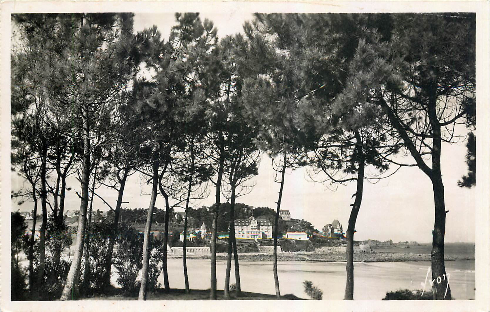 CPA Perros Guirec C du  N Sapiniere en bordure de la plage de Trestraou 