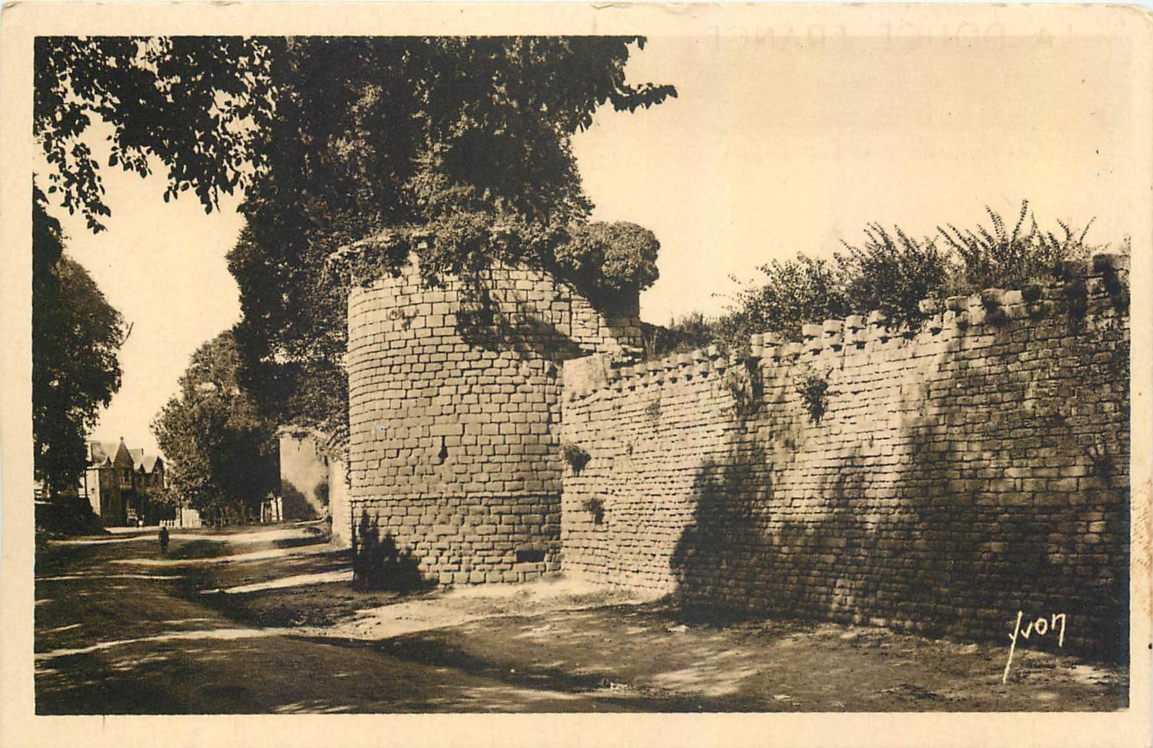CPA Guerande Loire Inf Les Remparts et la Tour St Jean 