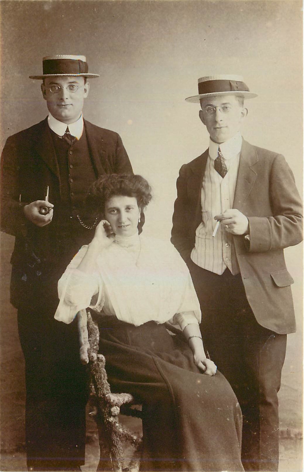 Portrait de trois personnes — éditeur non visible — n° de série non visible