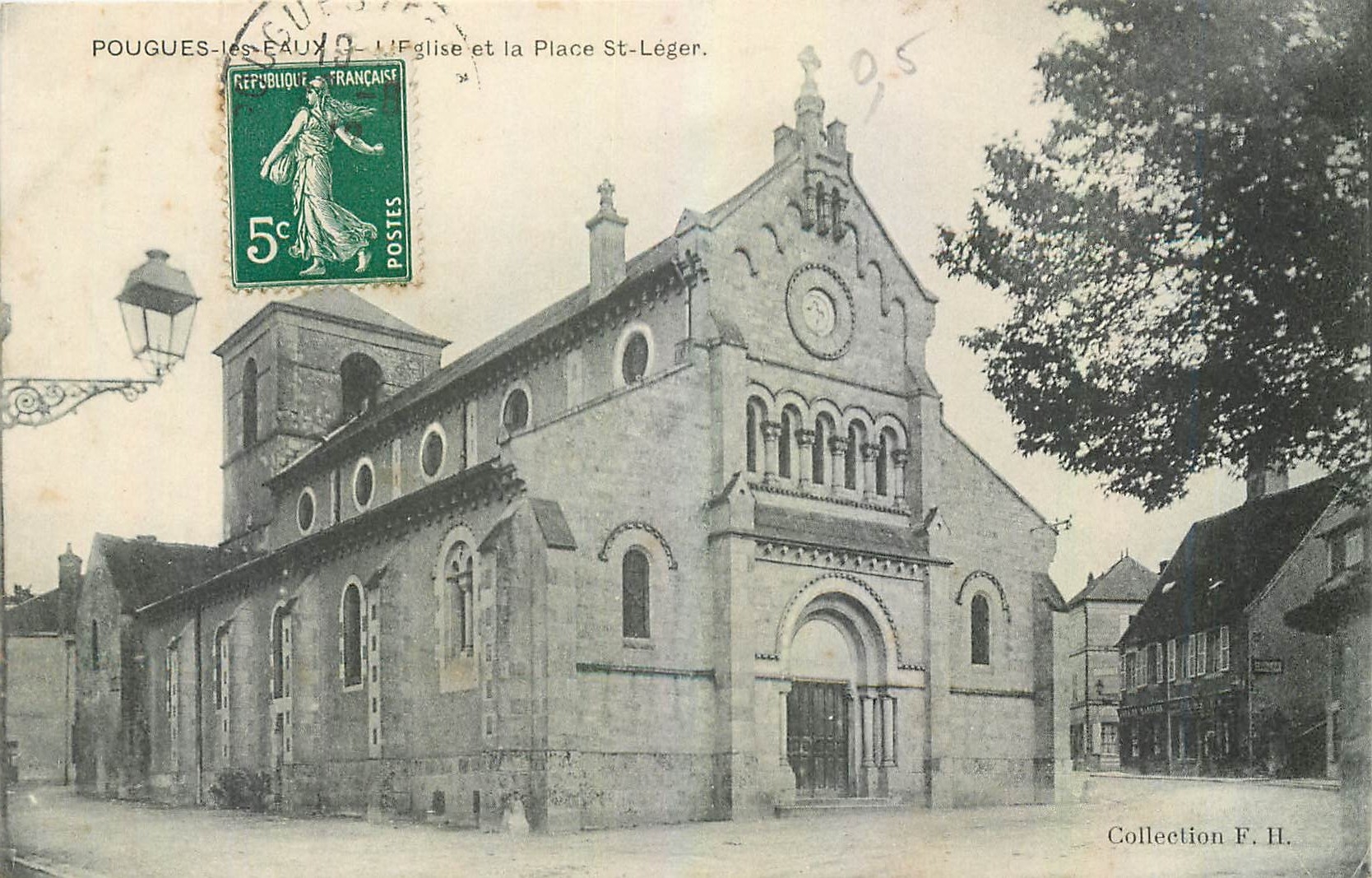 CPA Pougues les Eaux L'Eglise et la Place St Leger 