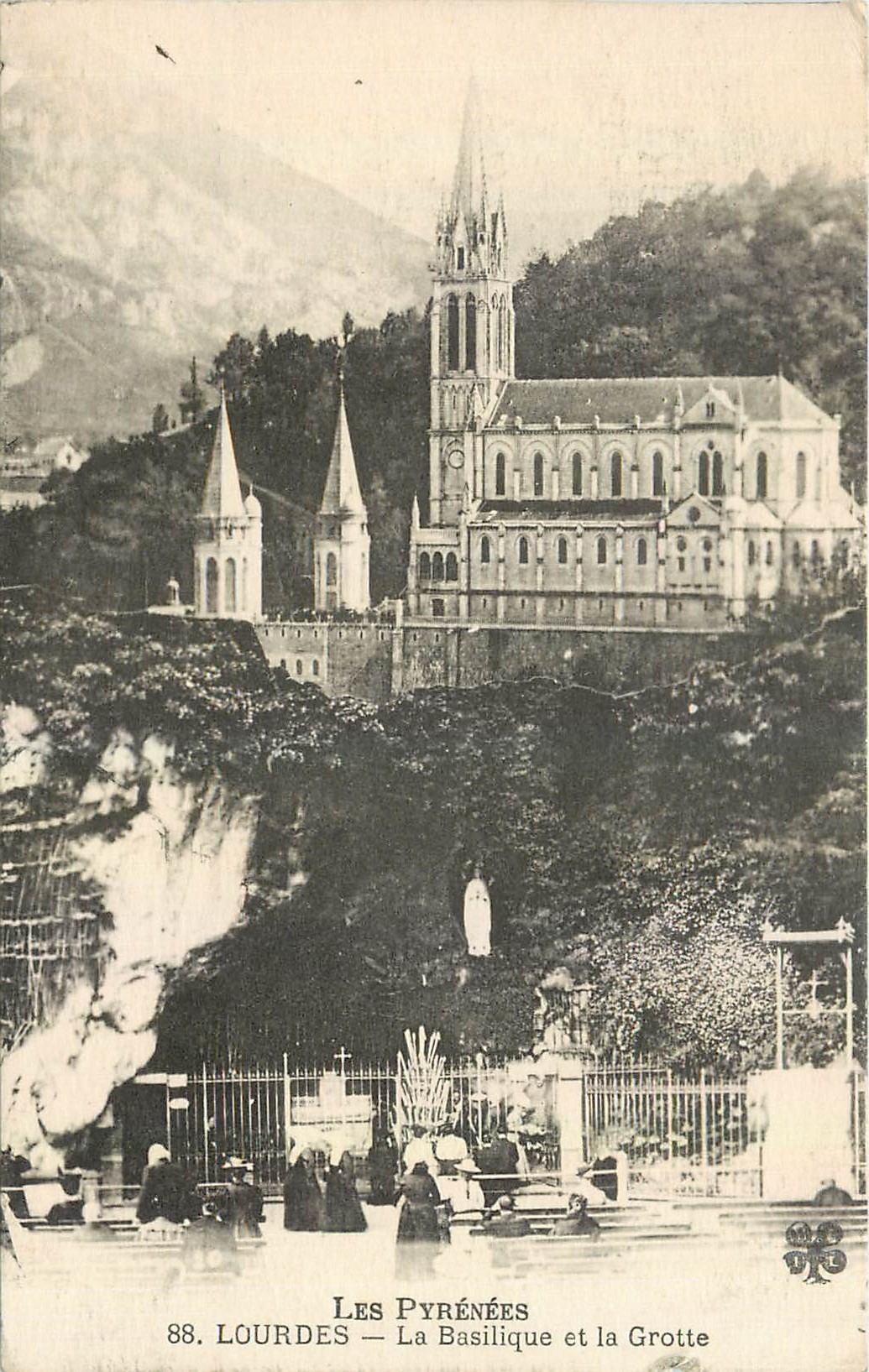 CPA Lourdes La Basilique et la Grotte 