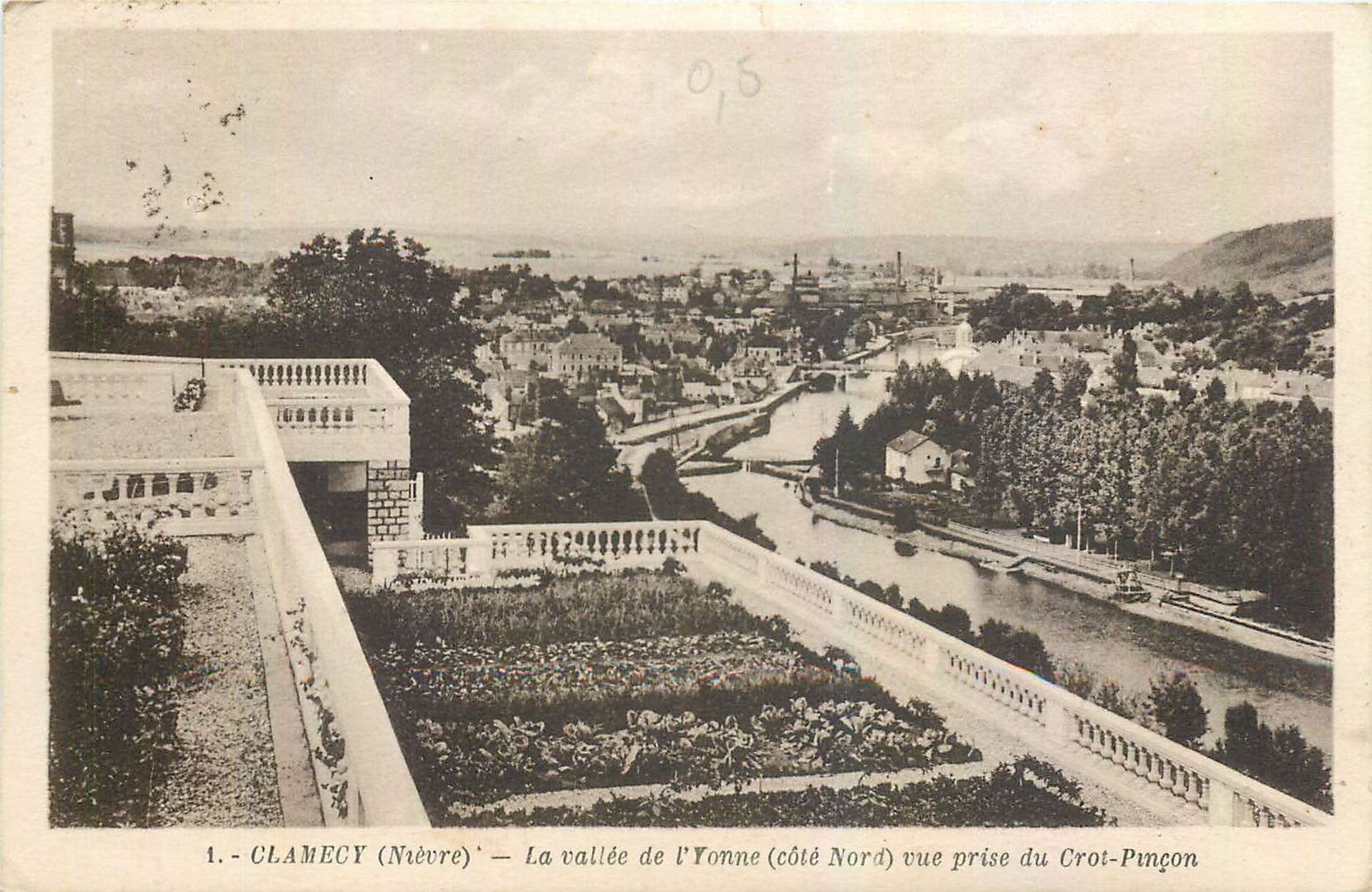 CPA Clamecy Nievre La vallee de l'Yonne cote nord vue prise du Crot Pincon 