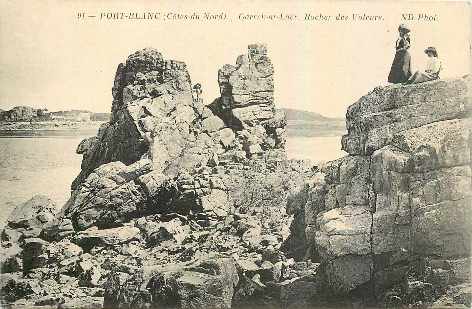Port-Blanc (Côtes-du-Nord) — Rocher des Voleurs — ND Phot.