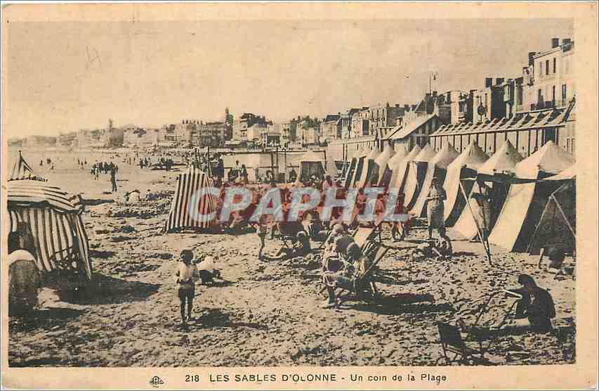 CPA Les Sables d'Olonne Un coin de la Plage 
