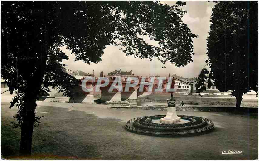 CPM Dax Landes Le parc Theodore Denis et la statue Maurice Boyan 