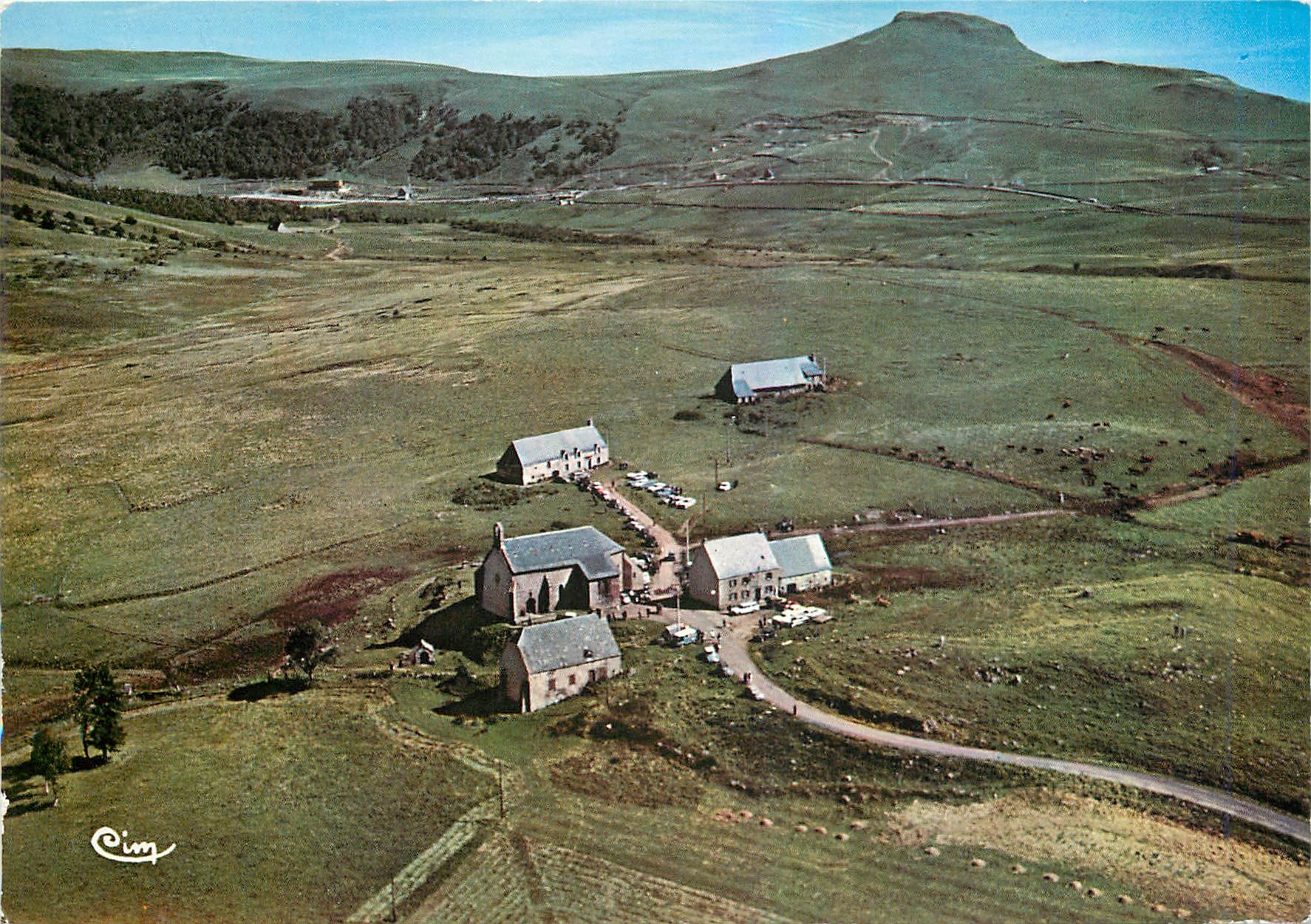 CPM Envir de Besse en Chandesse P de D Vue generale aerienne du Sanctuaire de ND de Vassiviere 