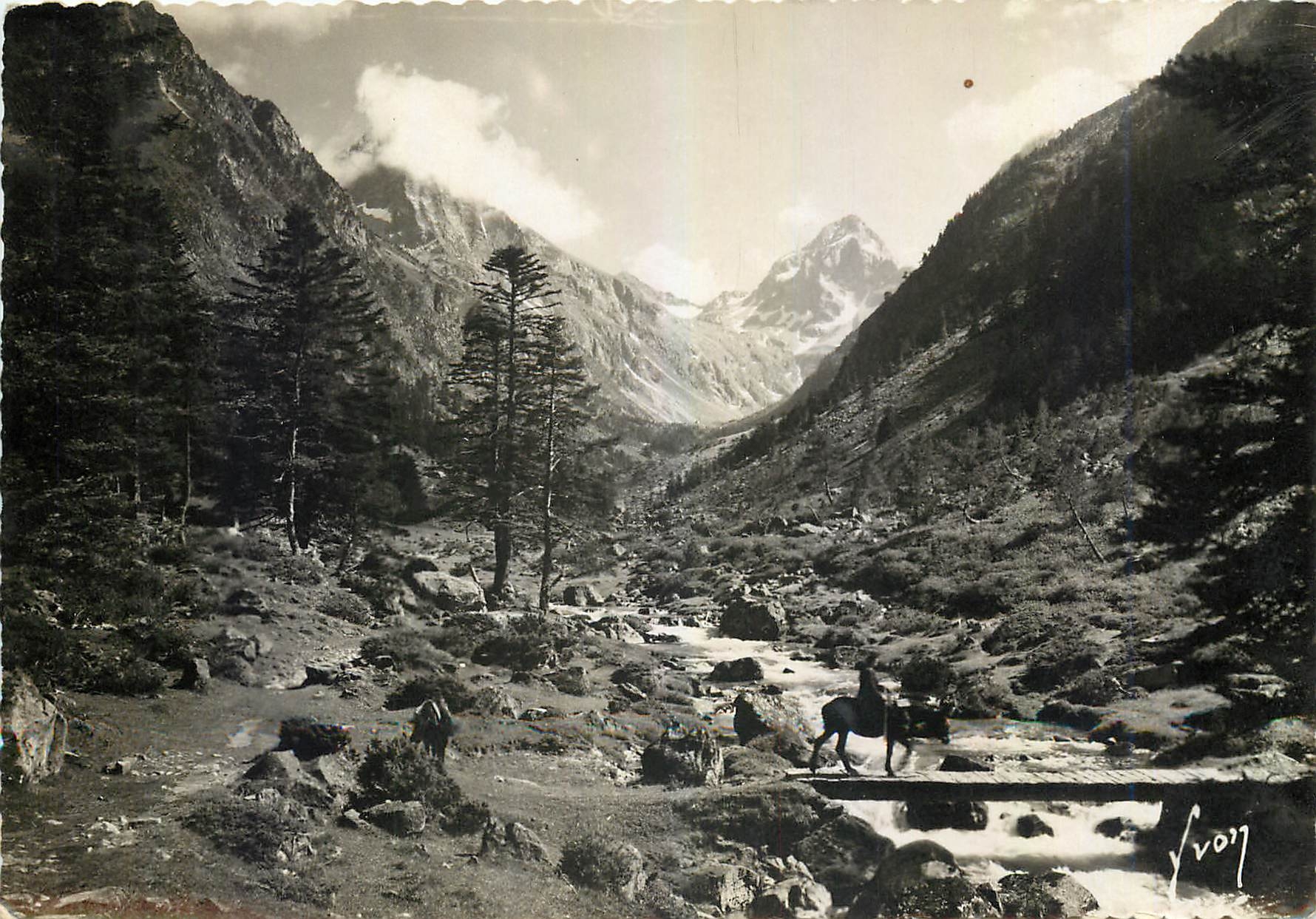 CPM Env de Cauterets Htes Pyrenees Vallee de Lutour vers le lac d'Estom 