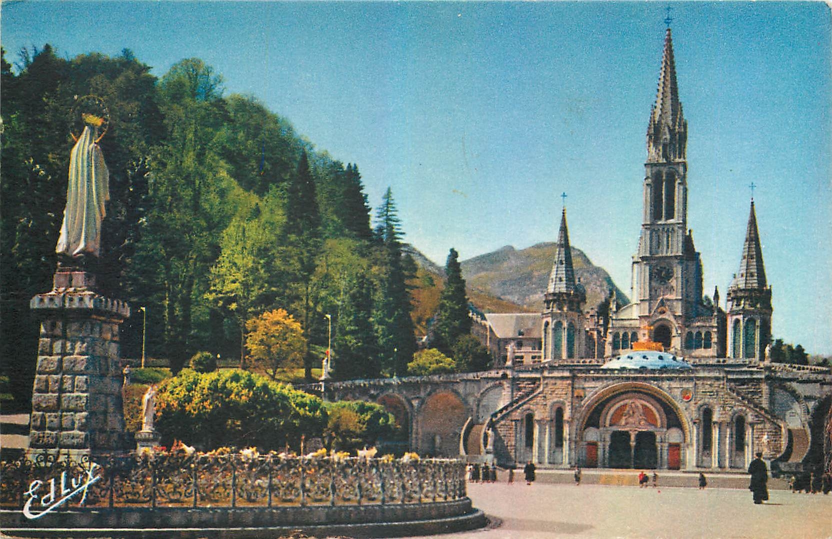CPM Lourdes La Basilique et la Vierge Couronnee 