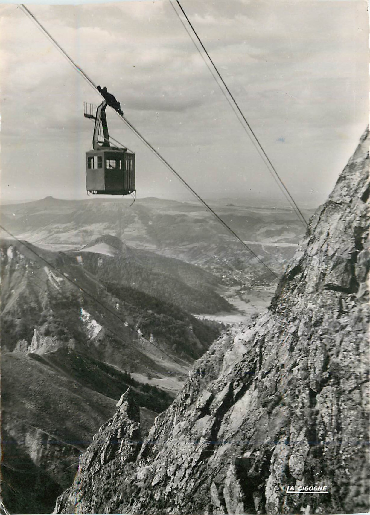 CPM Le Mont Dore P de D Le teleferique au dessus des Aiguilles du Sancy 