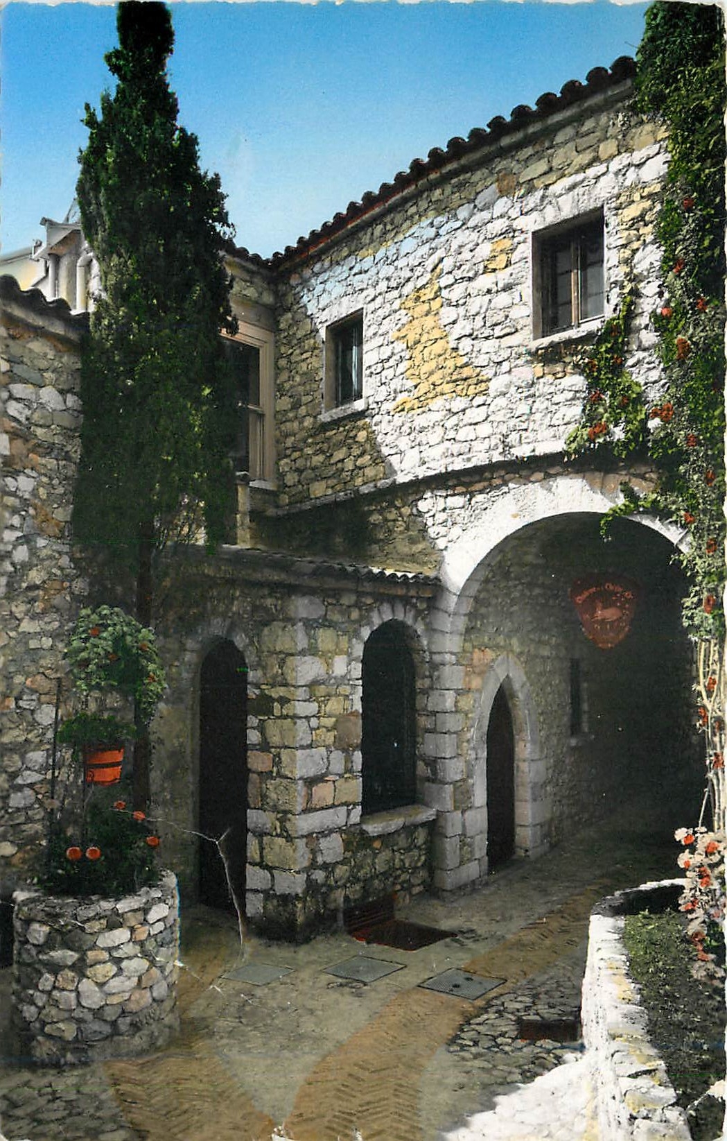 CPM Eze Village Le vieux puits et le chateau de la Chevre d'Or 