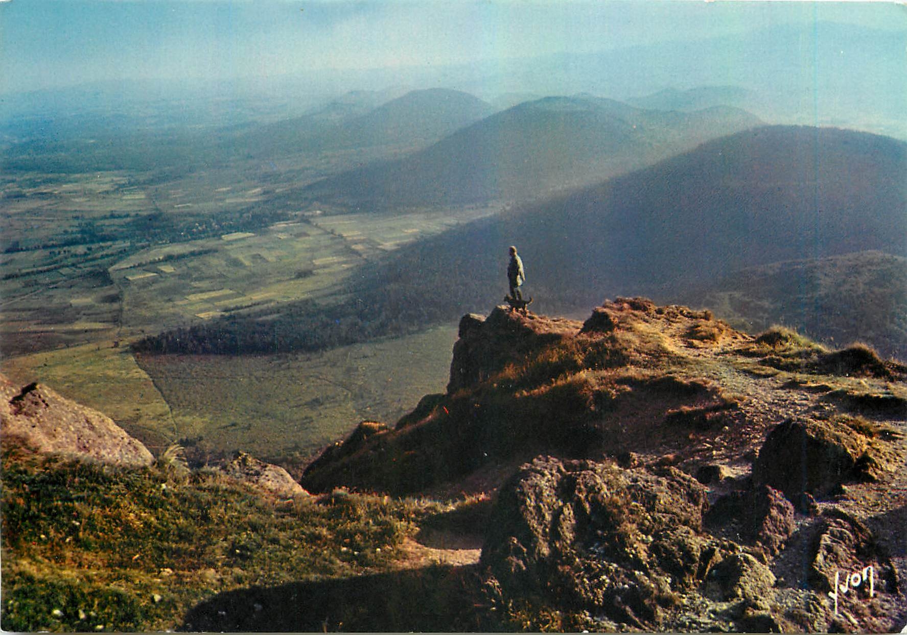Vue sur les Volcans éteints du Puy-de-Dôme — 63 — L’Auvergne pittoresque — Éditions J. P. J. — n° 76