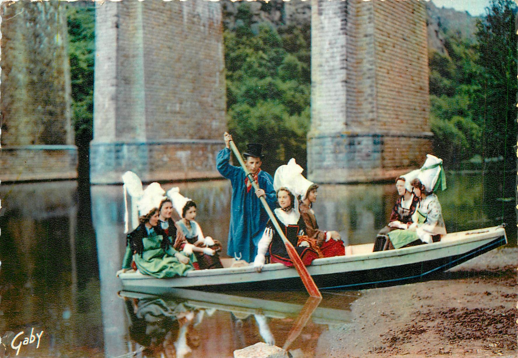 CPM La Normandie Sur les rives de l'Orne a Clecy Calvados Folklore