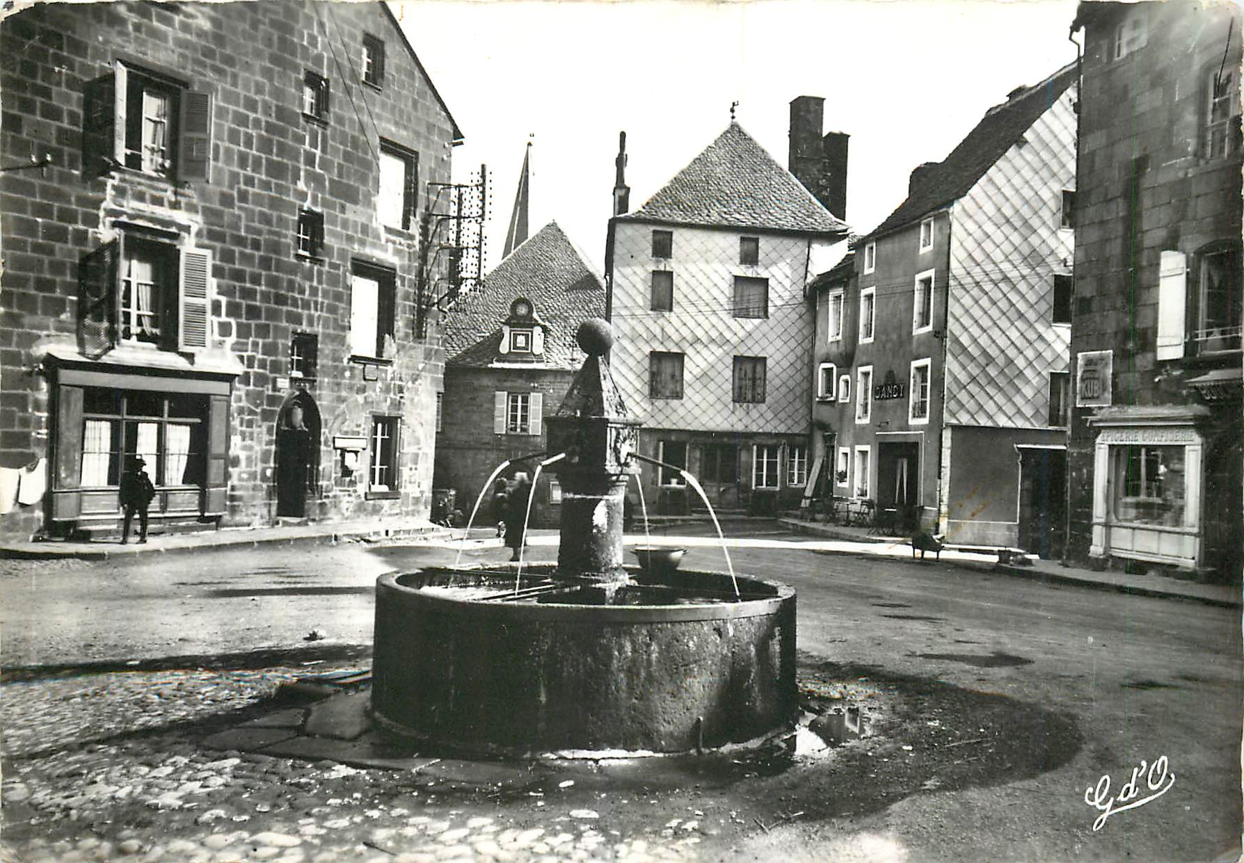 CPM Besse en Chandesse Puy de Dome Place du Marche Fontaine Renaissance 