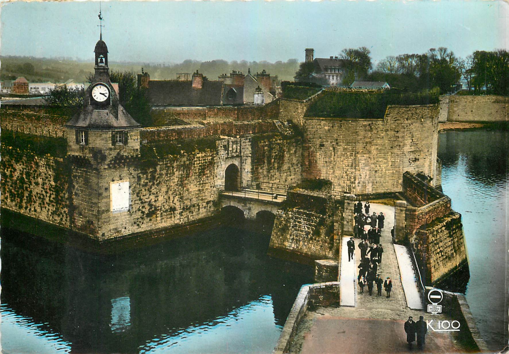 CPM Concarneau Finistere La Ville Close vue de l'Entree 
