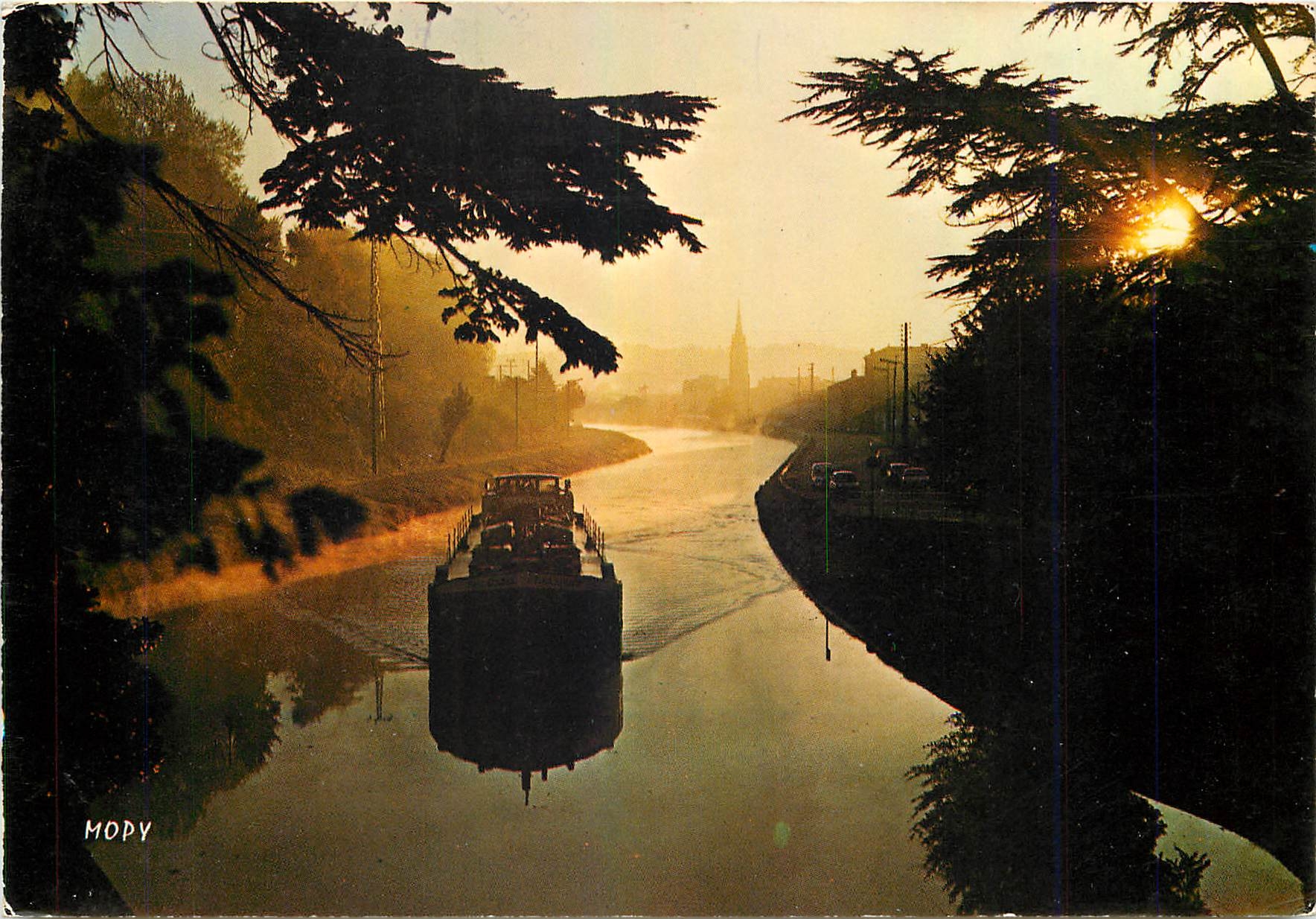 CPM Agen Lever de soleil sur le Canal du Midi Bateau Peniche