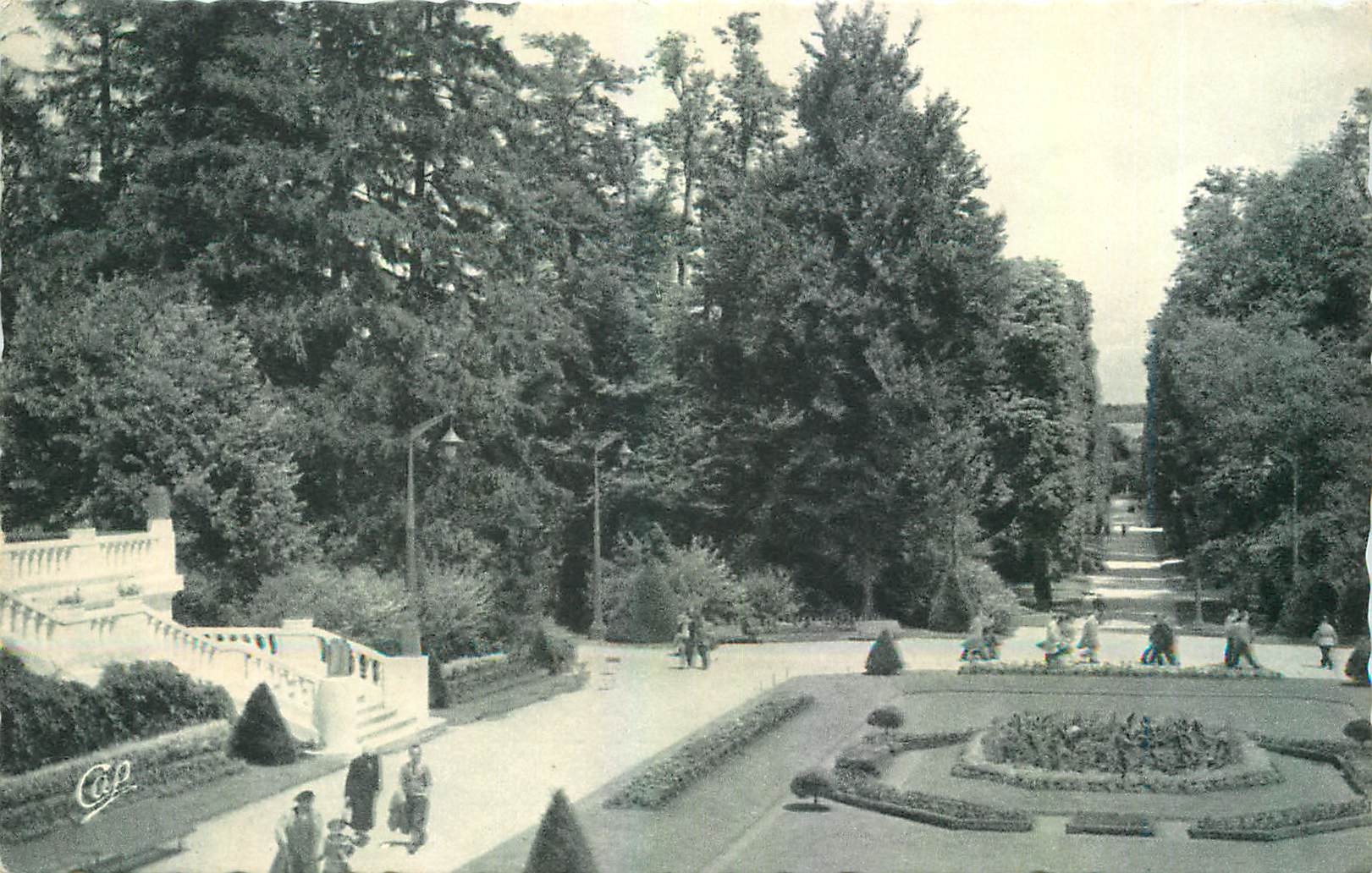 CPM Vittel La Grandee Allee devant le Casino 