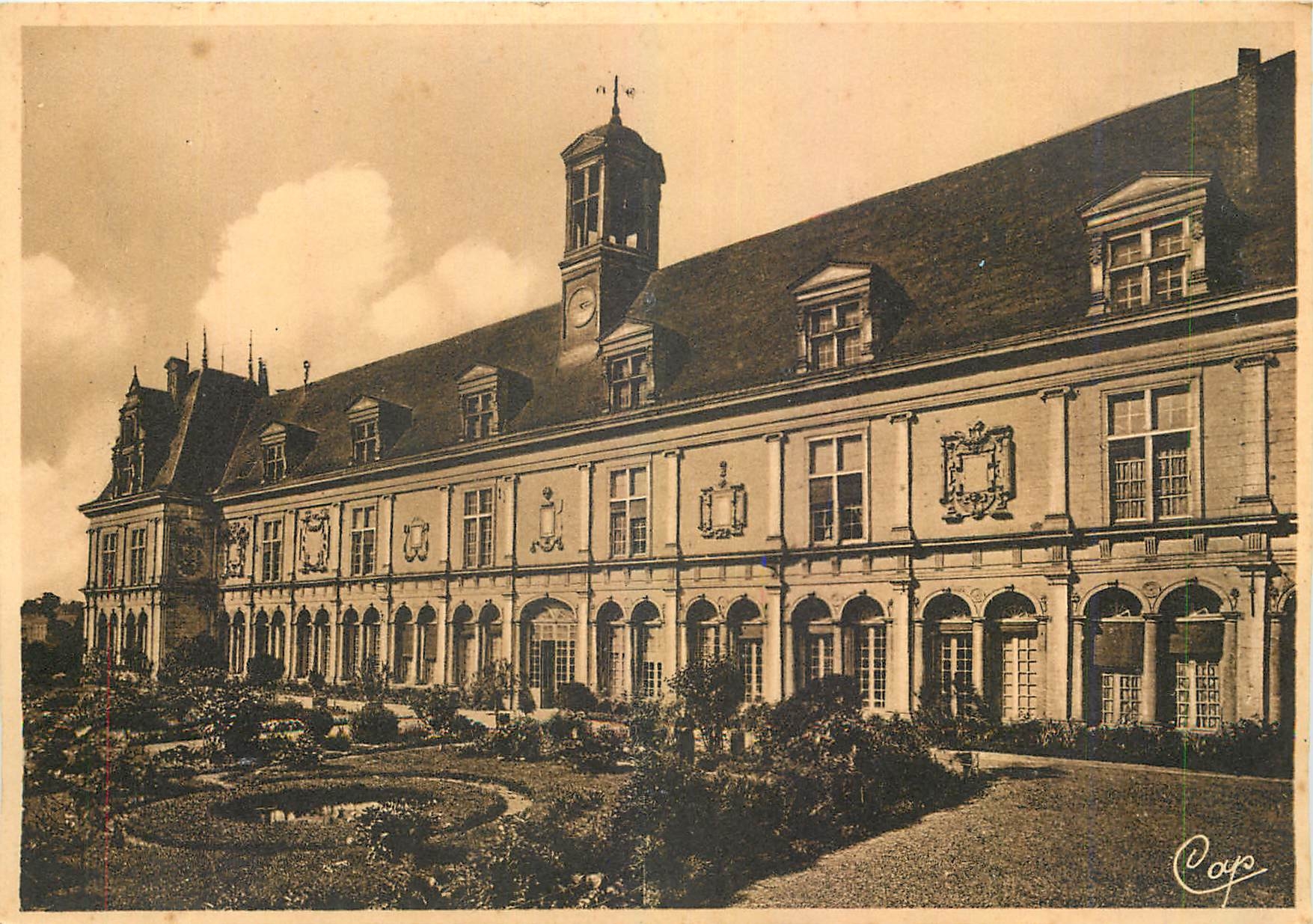 CPM Laval Le Palais de Justice Ancienne galerie Renaissance des Seignures de Laval 