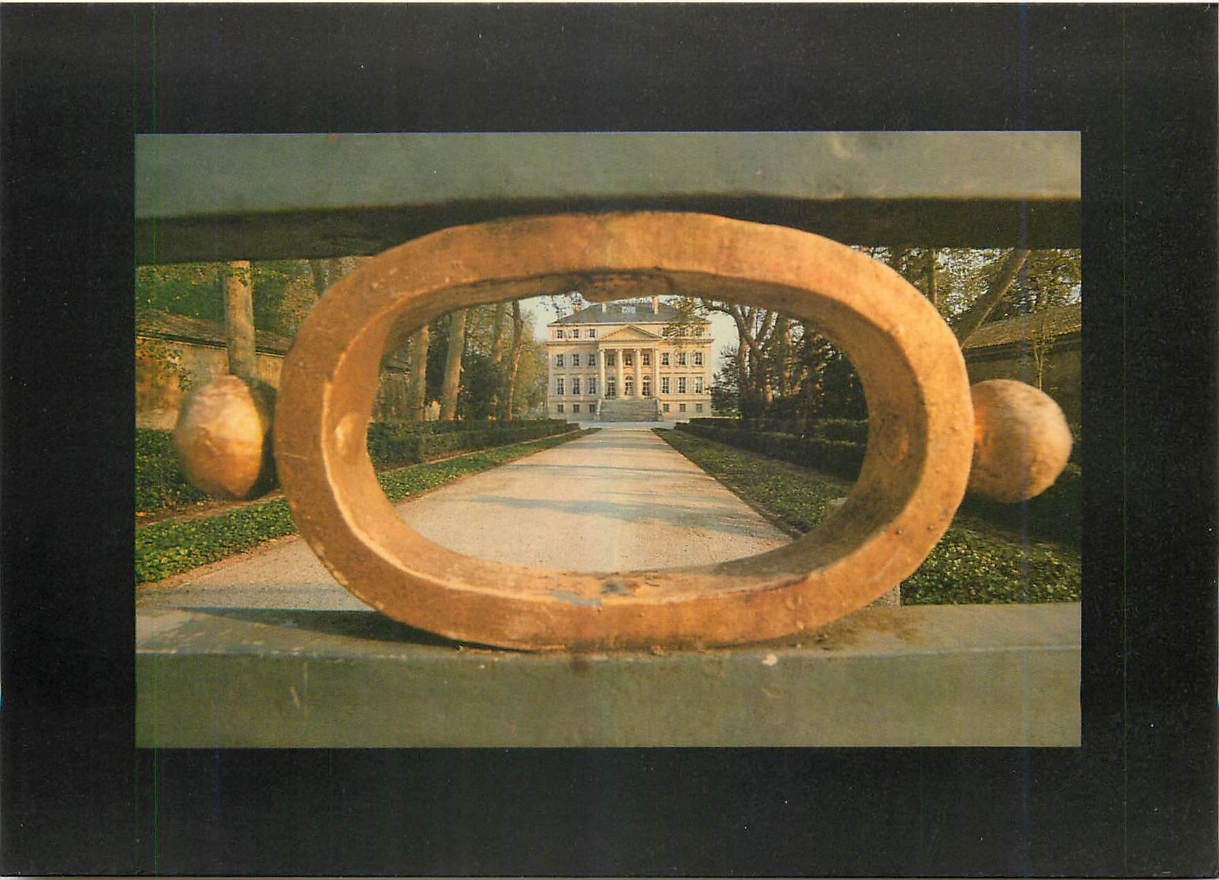 Château de Margaux — vue encadrée par un anneau de fer — éditeur IN'EDITE, n° 335092