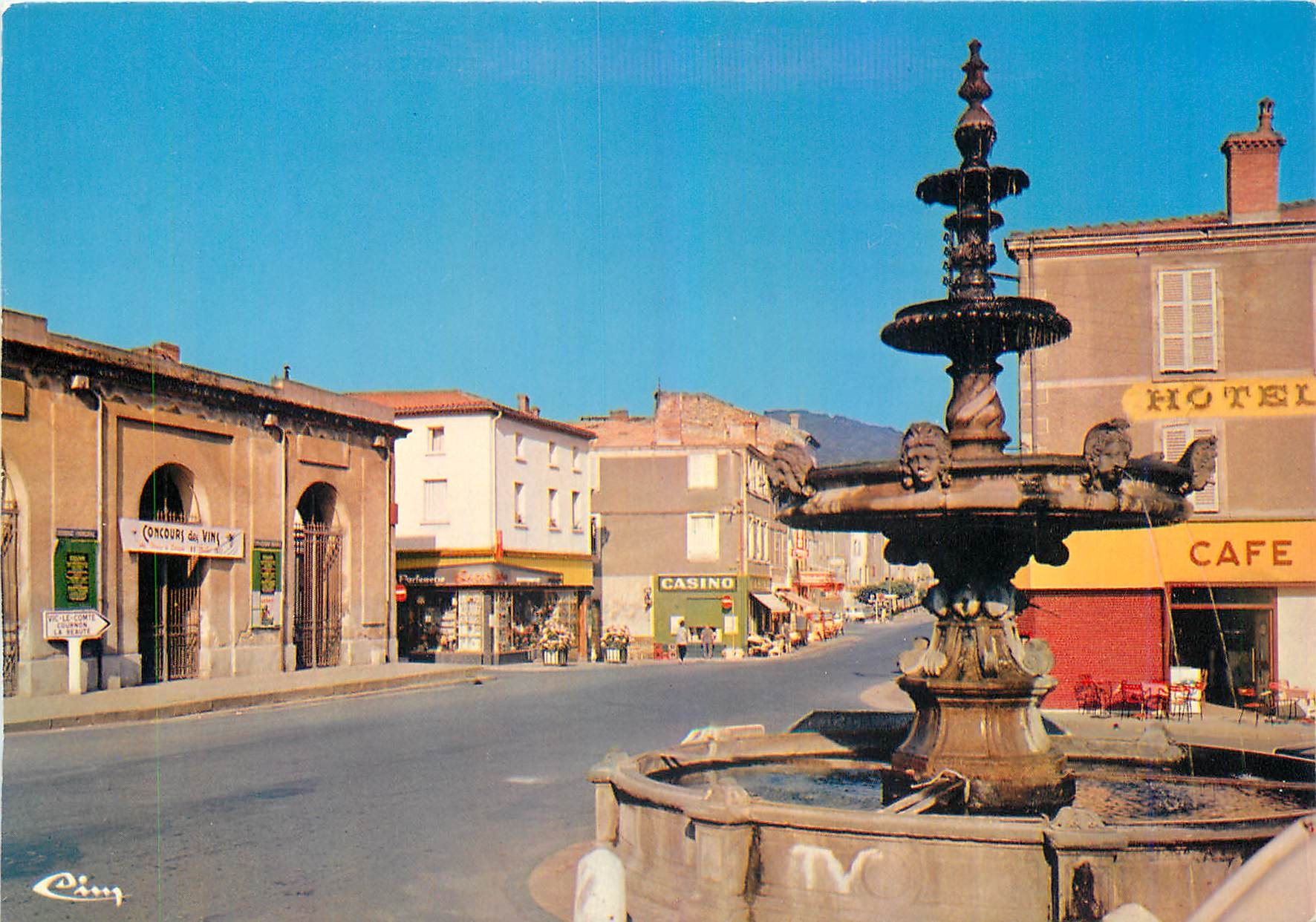 CPM Billom P de D La Place La Fontaine La Halle 