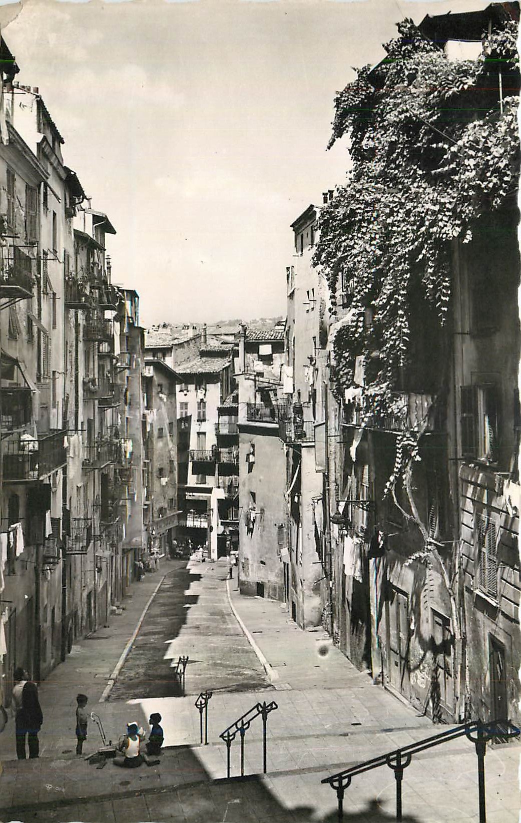 CPM Nice Une rue de la Vieille Ville 