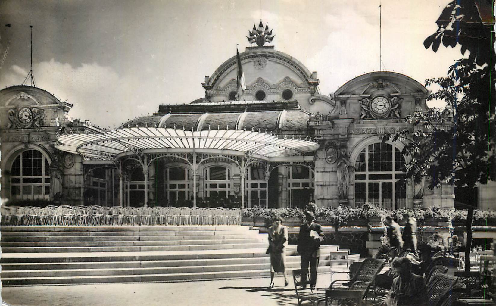 CPM Vichy Allier Reine des Villas d'Eaux Le Casino cote Theatre 