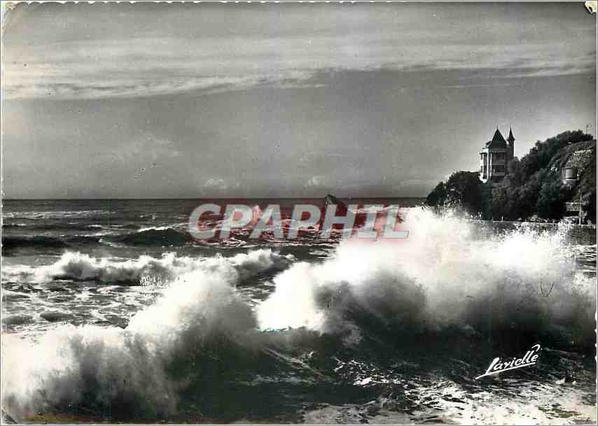 CPM Biarritz Vague d'quinoxe a la Cote des Basques 