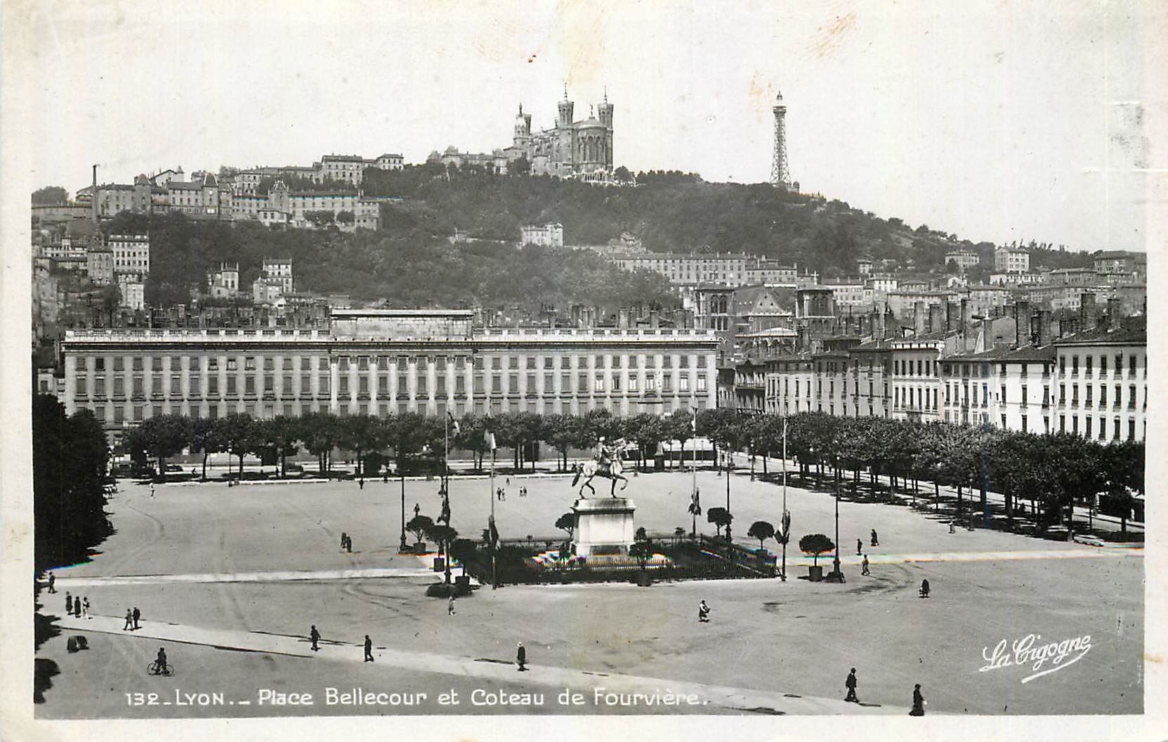 CPM Lyon Place Bellecour et coteau de Fourviere 