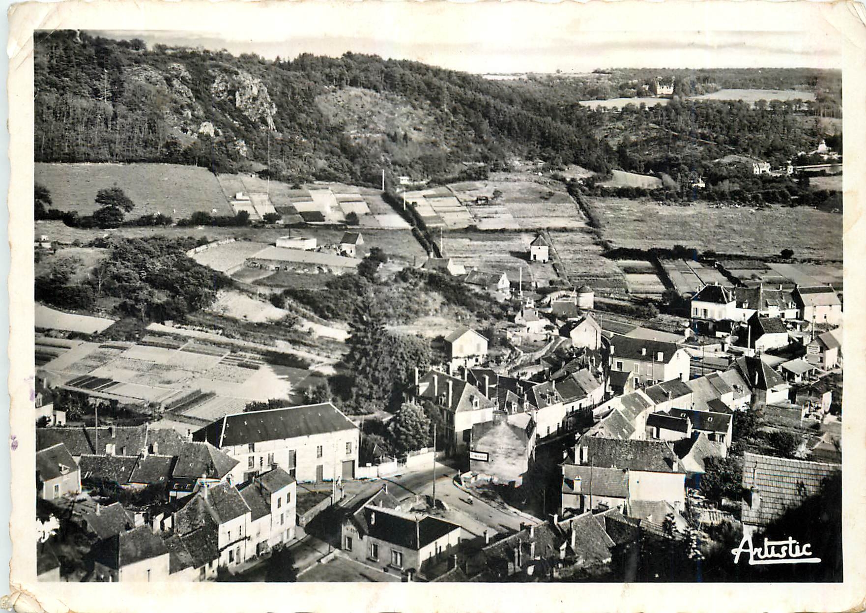 Avallon (Yonne) — Panorama sur Cousin-la-Roche et le Château des Granges — Artistic