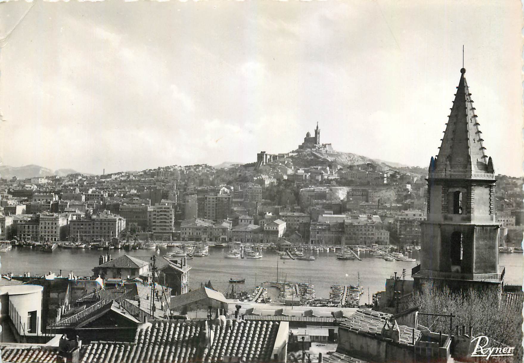 CPM Marseille Le Vieux Port Au fond Basilique Notre Dame de la Garde 