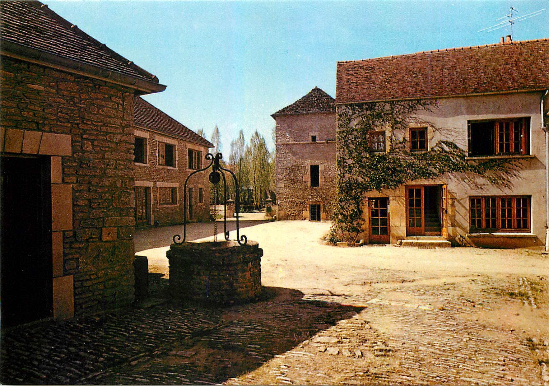 CPM Fain les Moutiers Cote d'Or La Ferme Laboure La Cour Interieure 