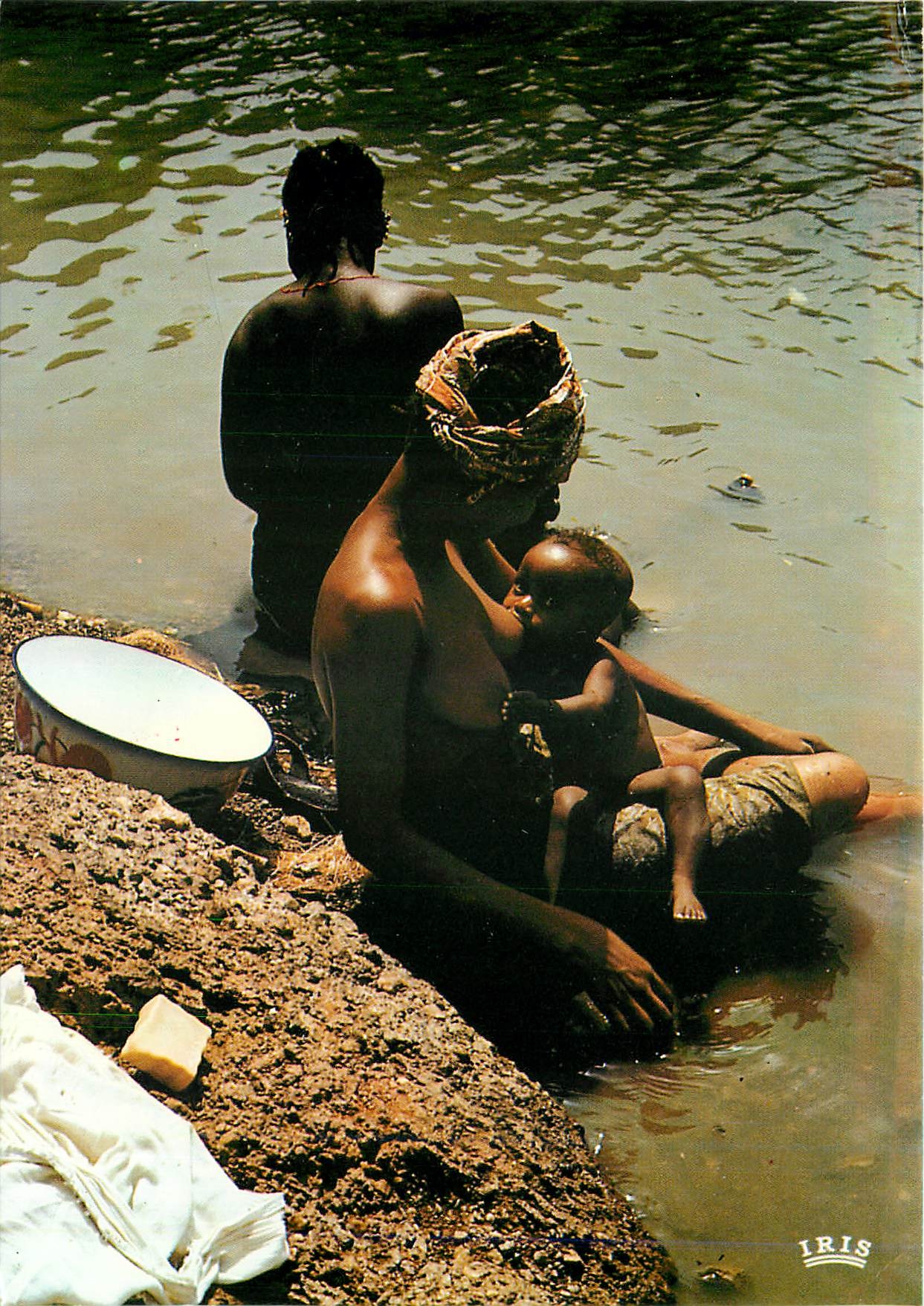 CPM Afrique en couleurs Jeune maman 