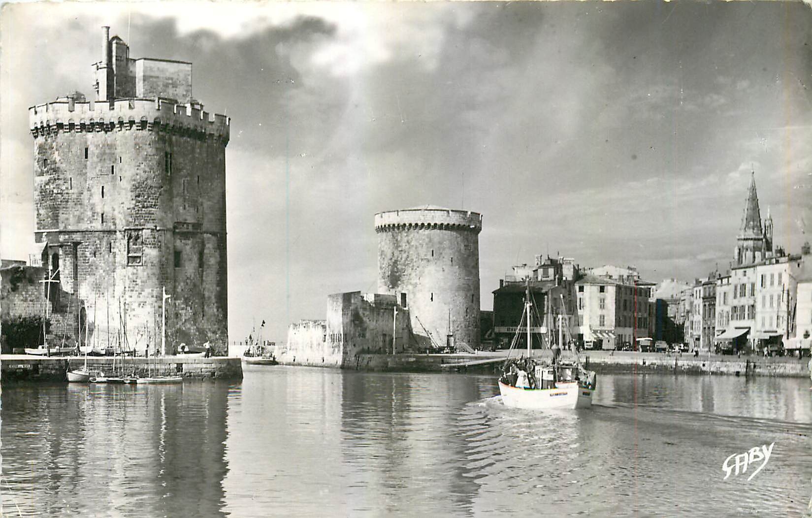 CPM La Rochelle Ch Mme Les Tours et l'Entree du Port Bateau