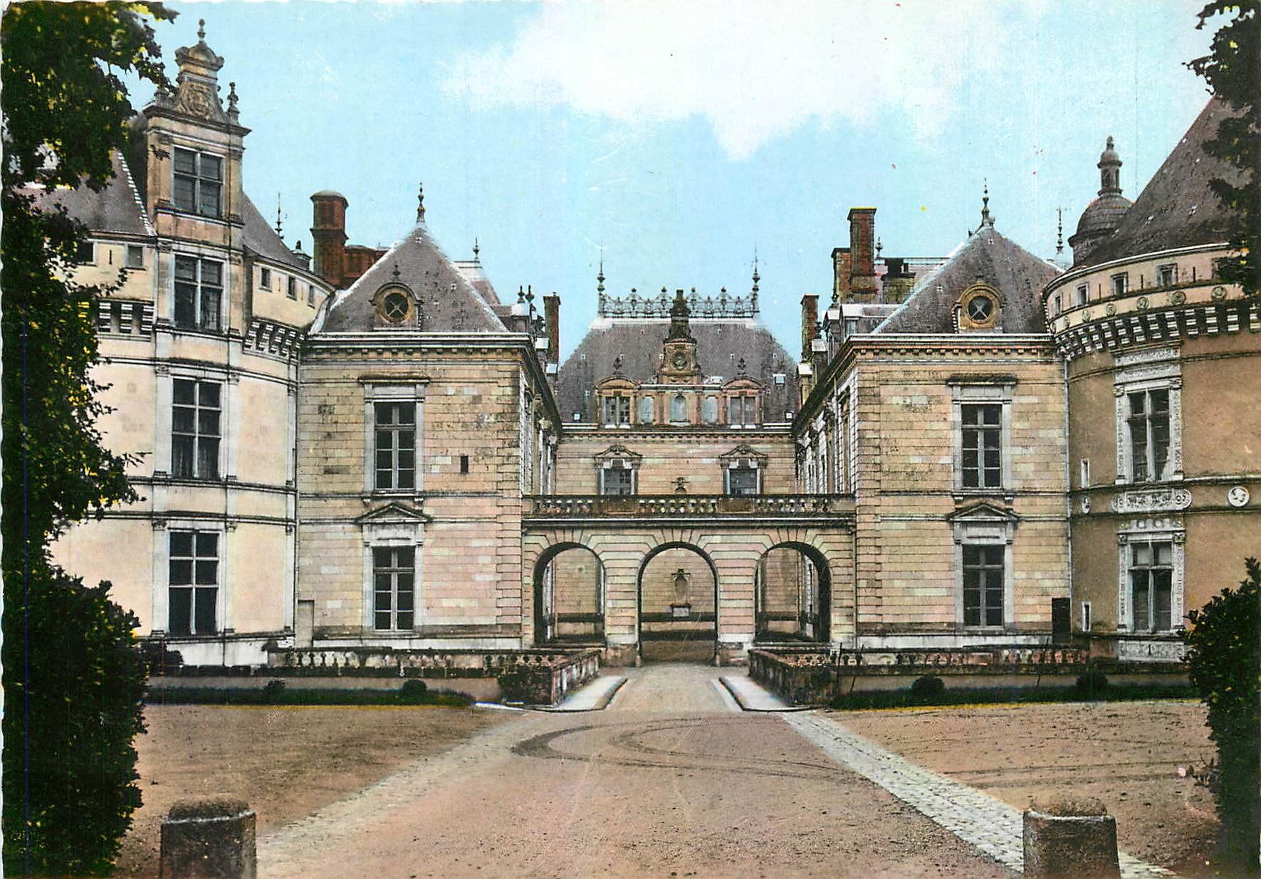 CPM Le Lude Sarthe Le Chateau Entree principale 