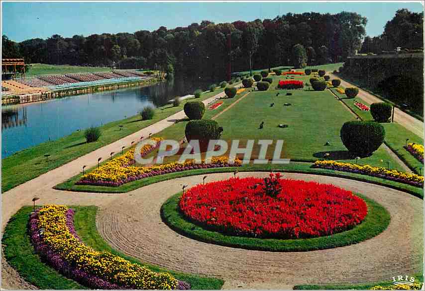 CPM Chateau du Lude Les Jardins a la Francaise 