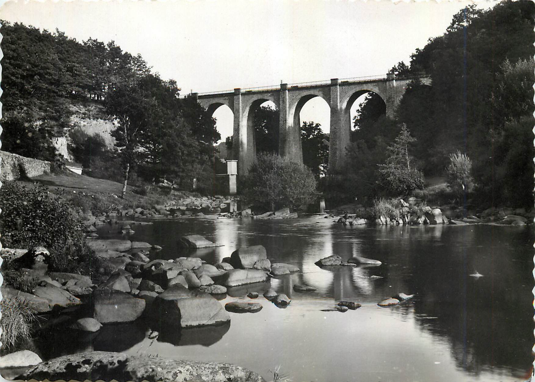 CPM L'Auvergne Viaduc de Nepes Pres de Laroquebrou Cantal 