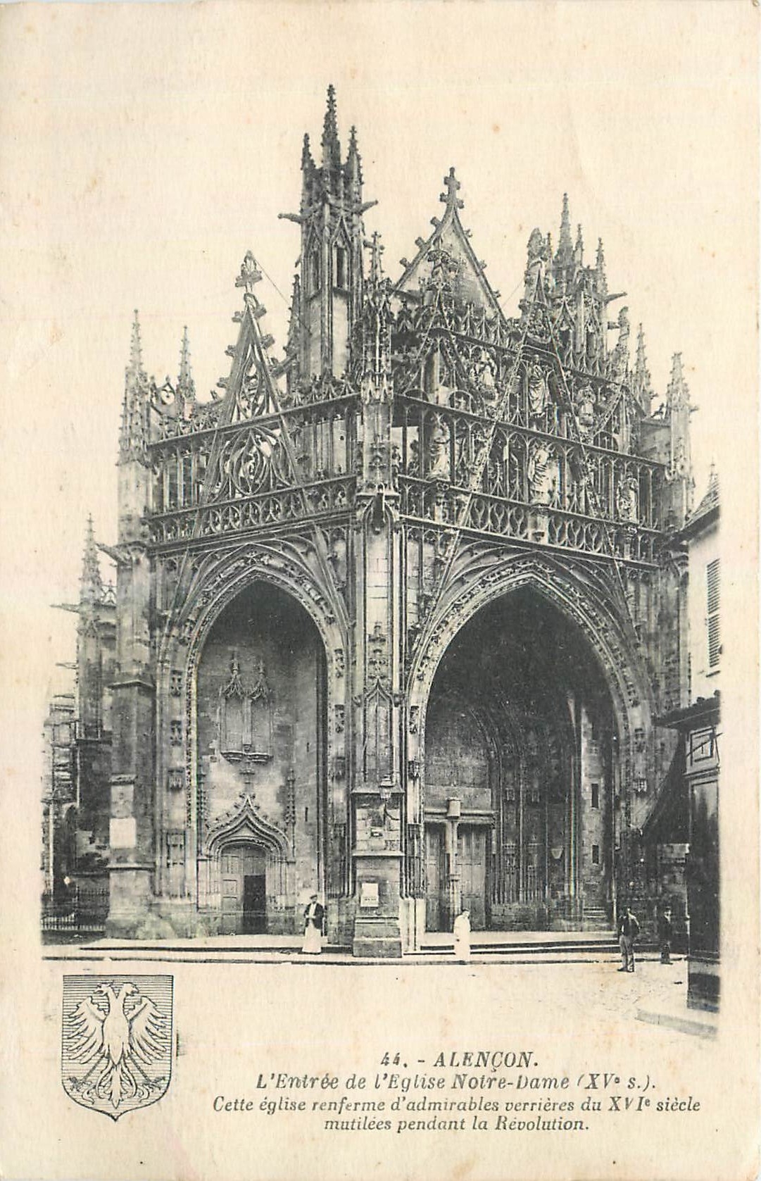 CPA Alencon L'Entree de l'Eglise Notre Dame 