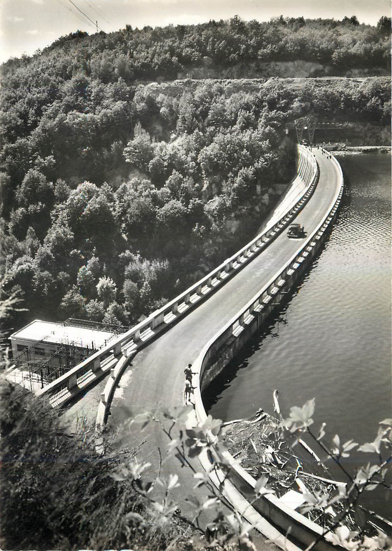 Environs de Ste-Geneviève-sur-Argeance (Aveyron) — Le Grand Barrage de Sarrans — éditeur R. Charbonnier, n°17