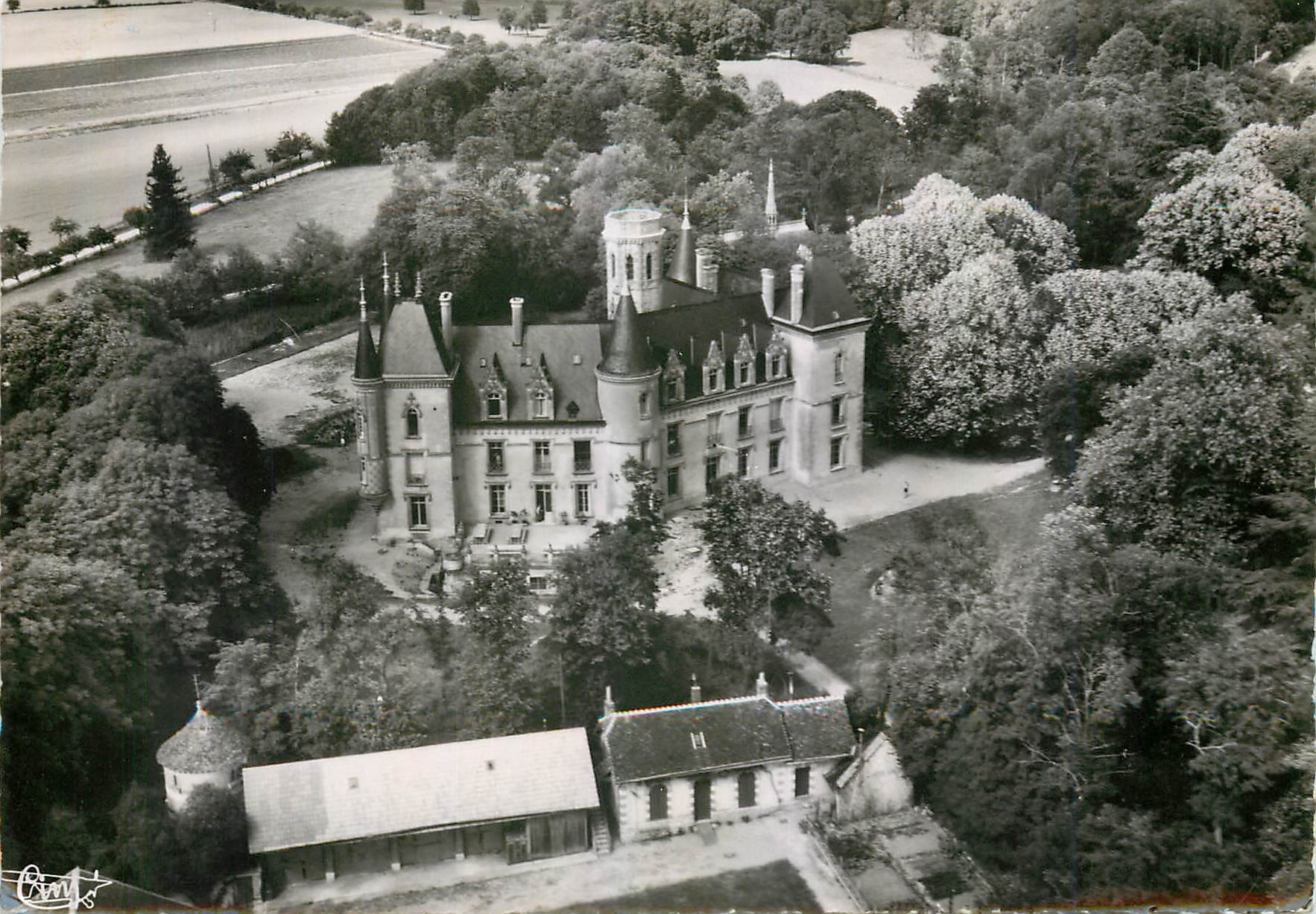 CPM Louestault I et L Vue aerienne Chateau de Fontenailles 