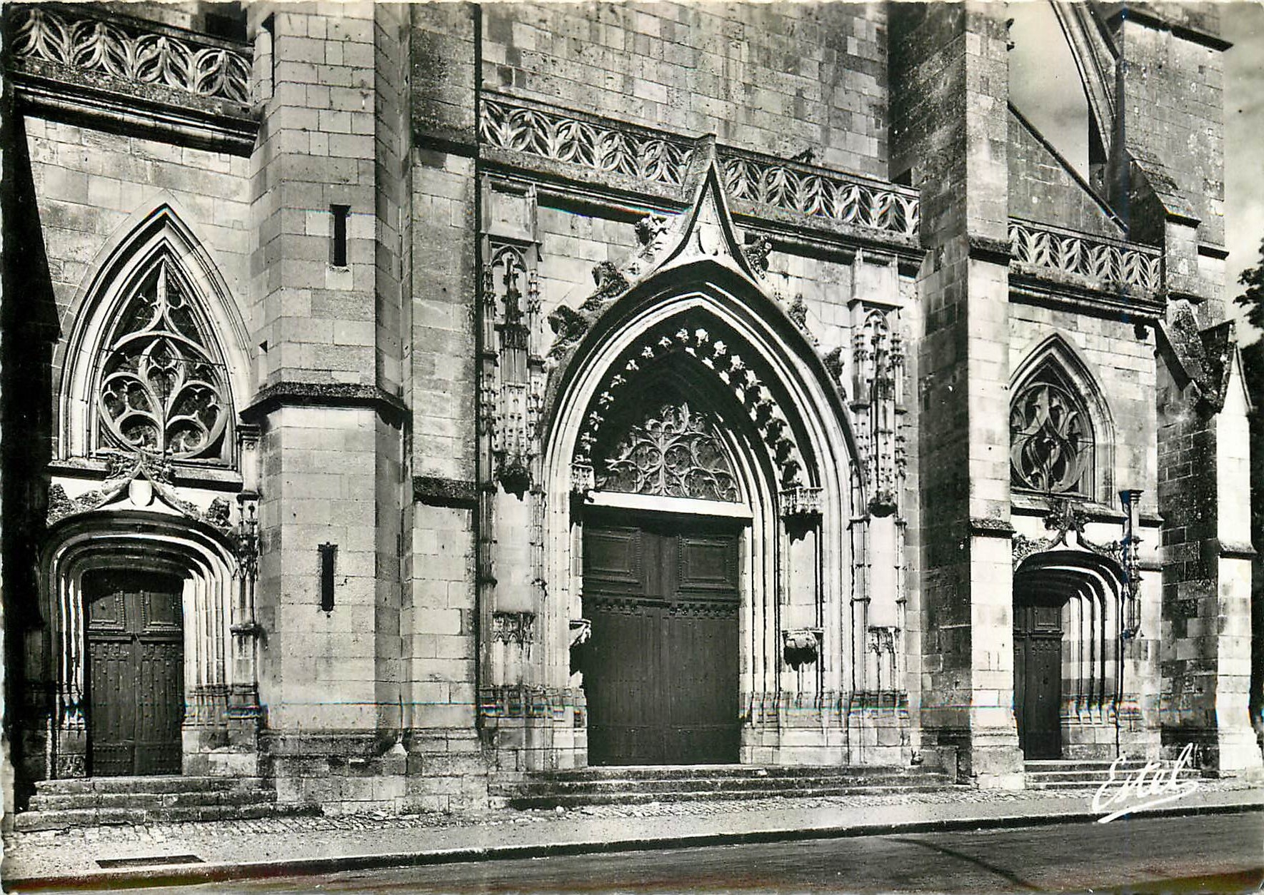 CPM La Basilique de ND de Clery Le Portail 