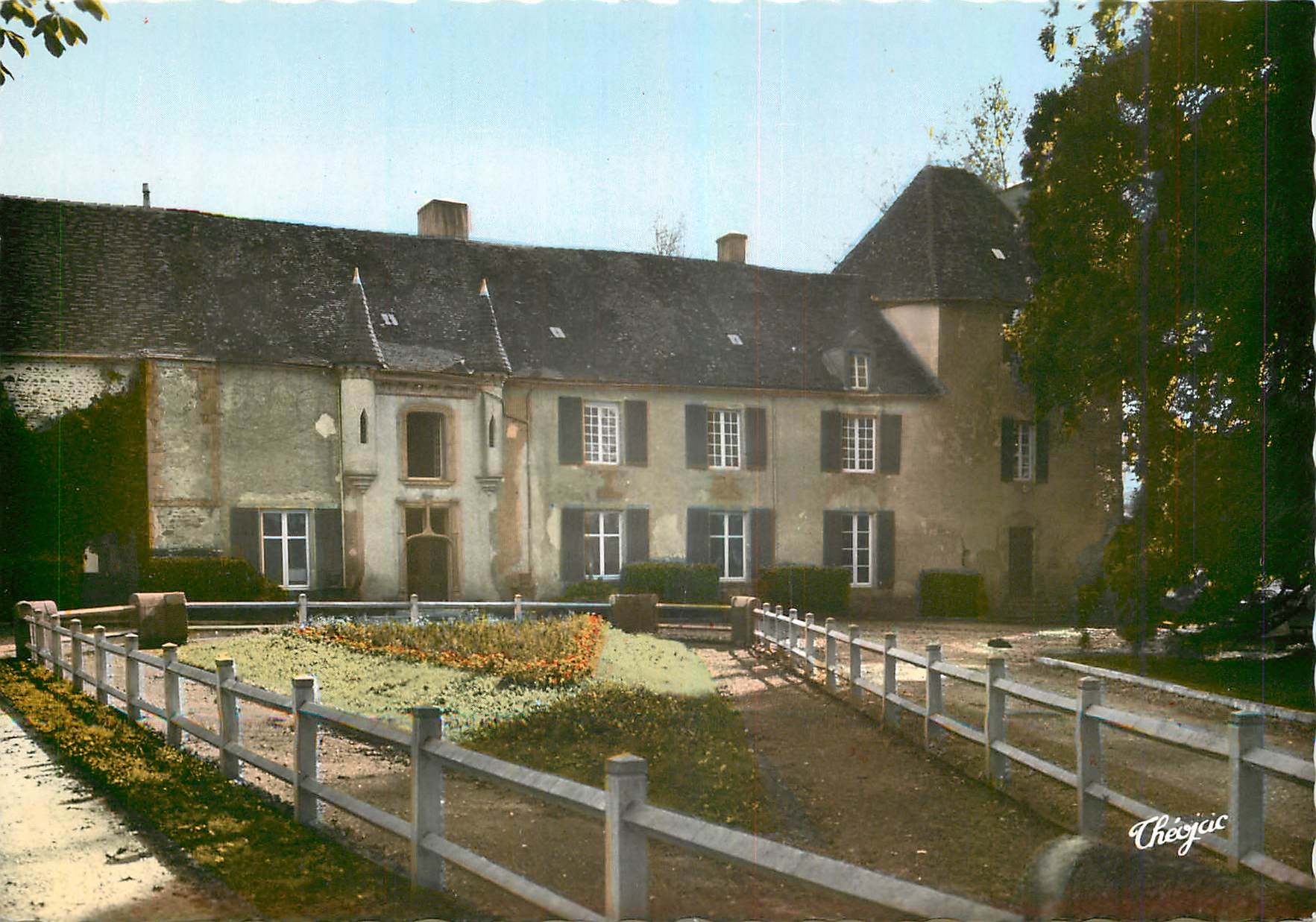 CPM Mezieres sur Issoire Hte Vienne Chateau de Monthas Gajoubert 