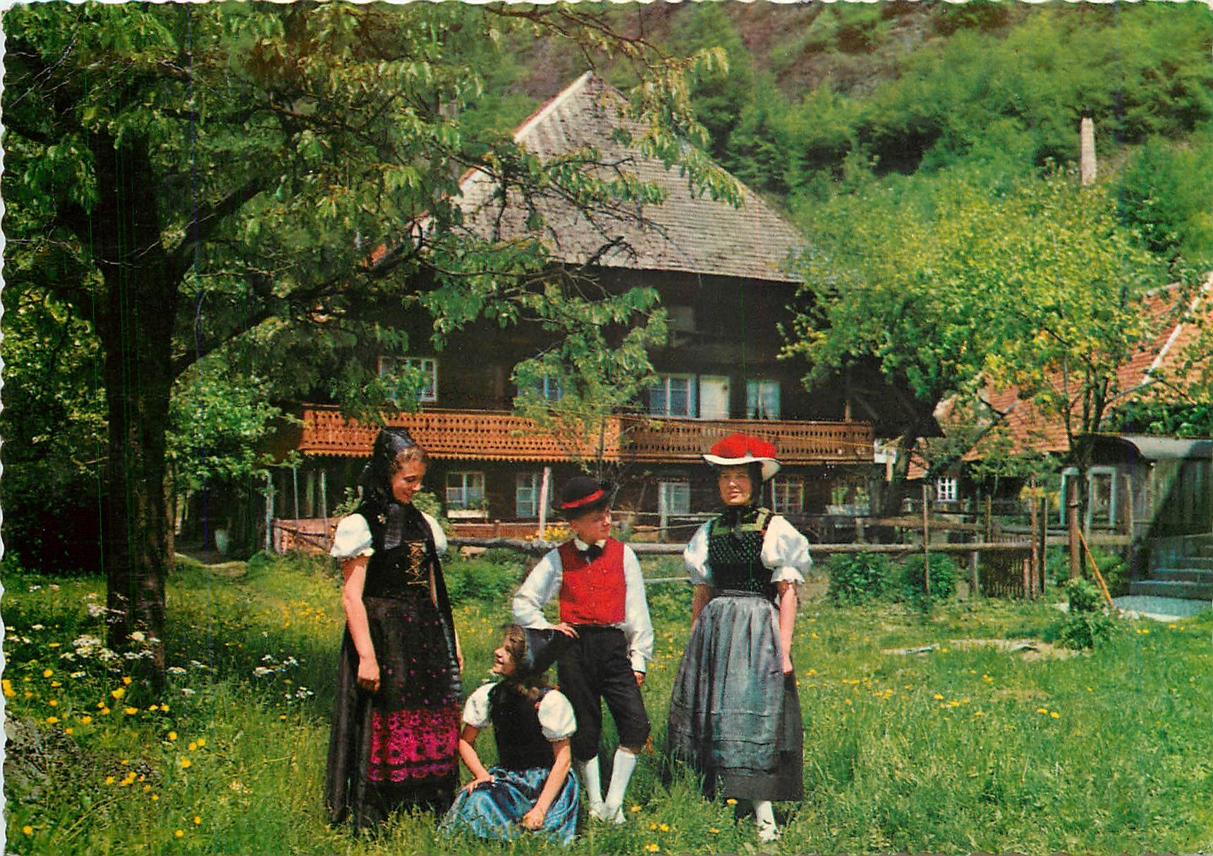 CPM Folklore Femme Foret Noire