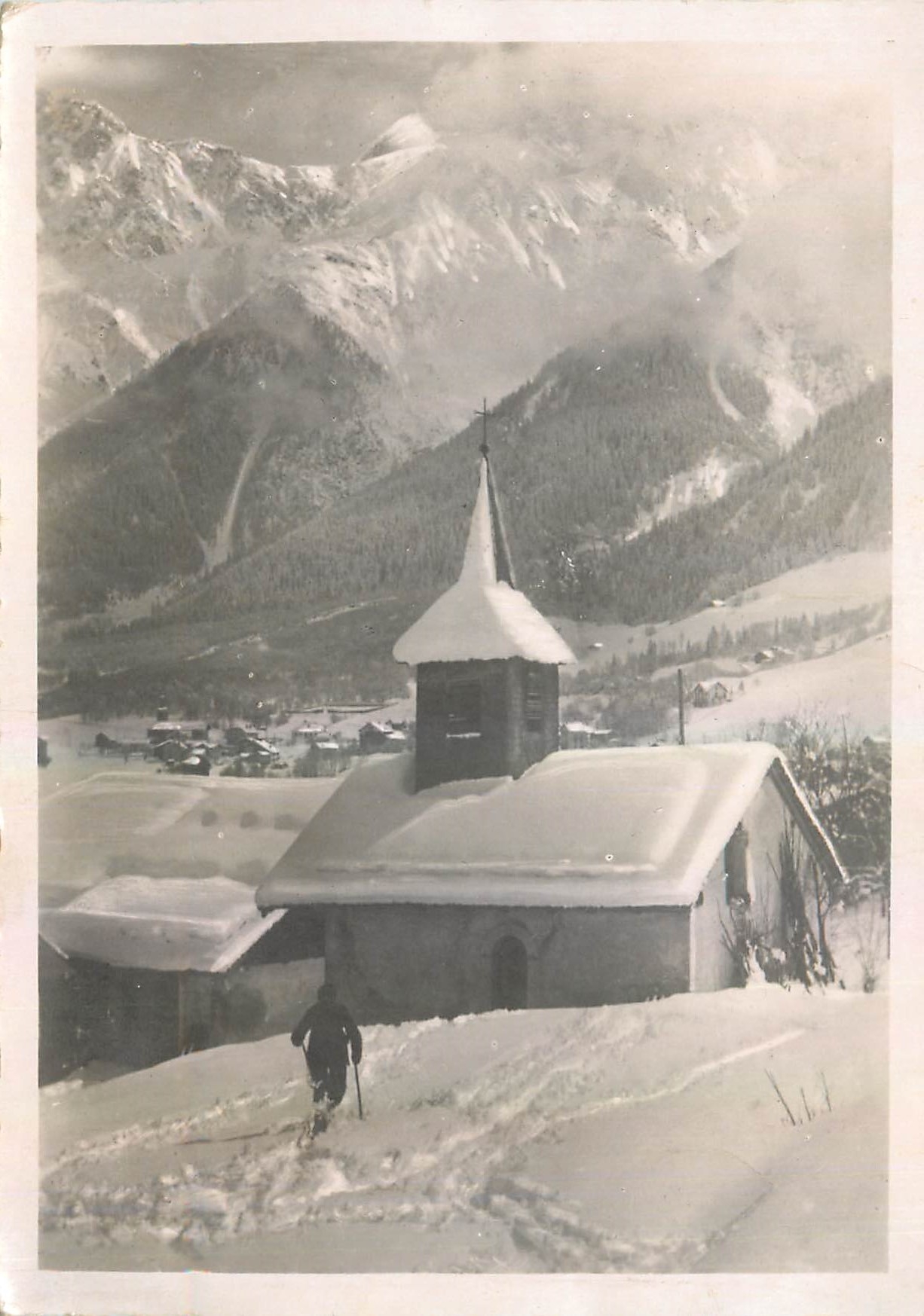 CPM Les Houches Hte Savoie La Chapelle du Fouilly et le bourg des Houches 