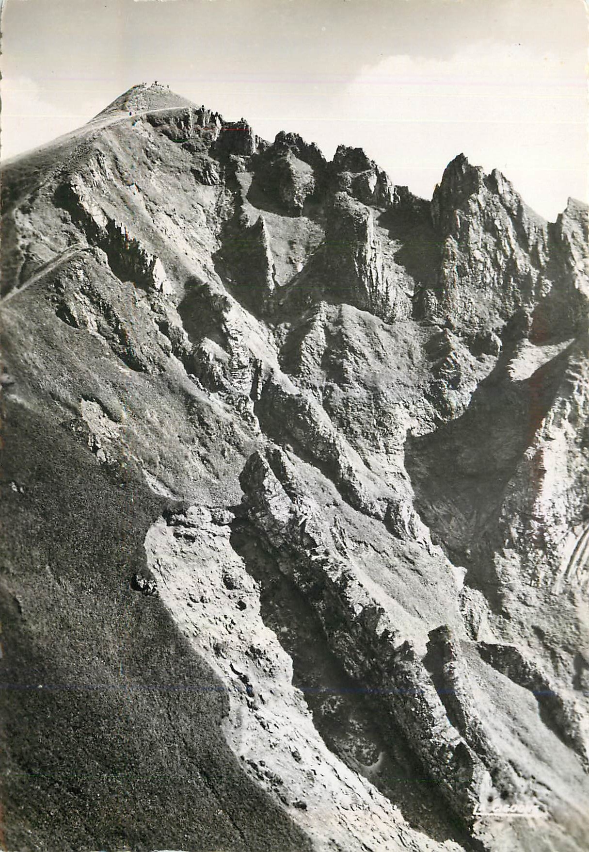 CPM Mont Dore les Bains P de D Le Sommet et les aiguilles du Sancy 