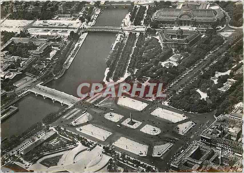 CPM Paris Vue aerienne sur la Place de la Concorde la Seine Petit et Grand Palais 