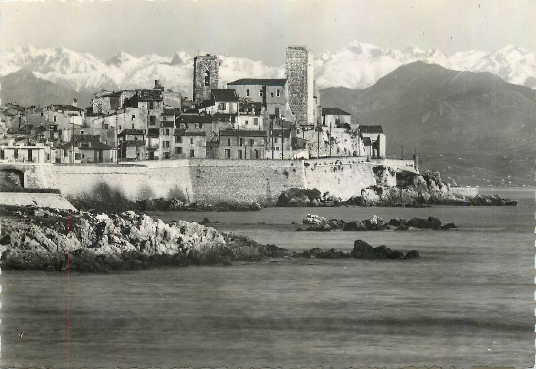 CPM Antibes Les Remparts et les Alpes 