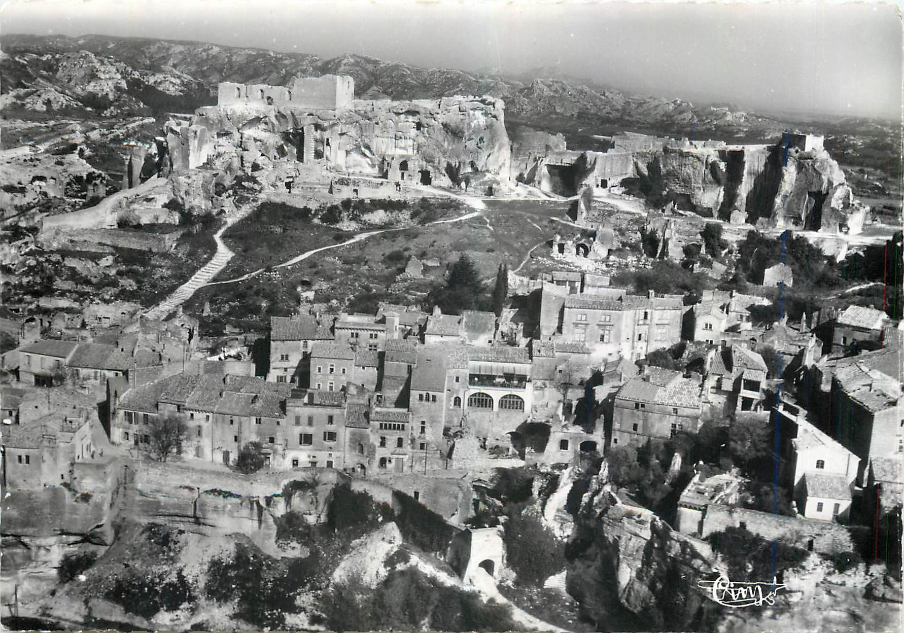 Les Baux (Bouches-du-Rhône) — Vue générale aérienne — Éditions Combier (Macon)